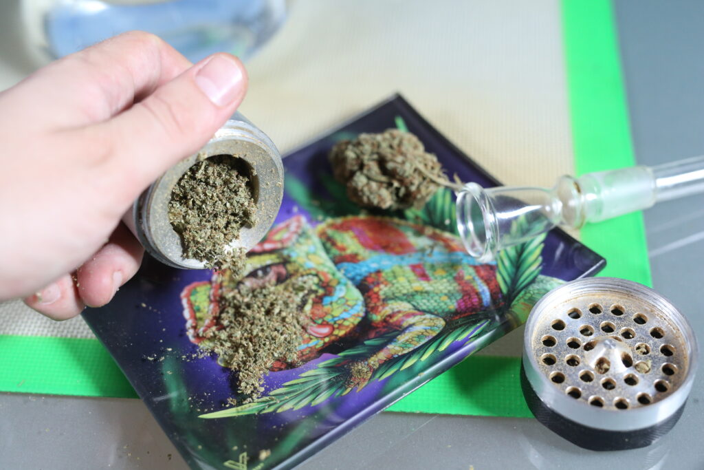 How To Pack A Bowl The Right Way - World of Bongs