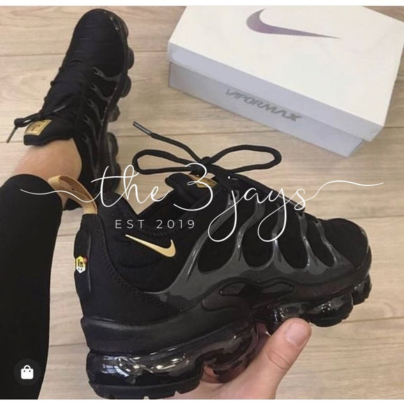 vapormax all black with red check