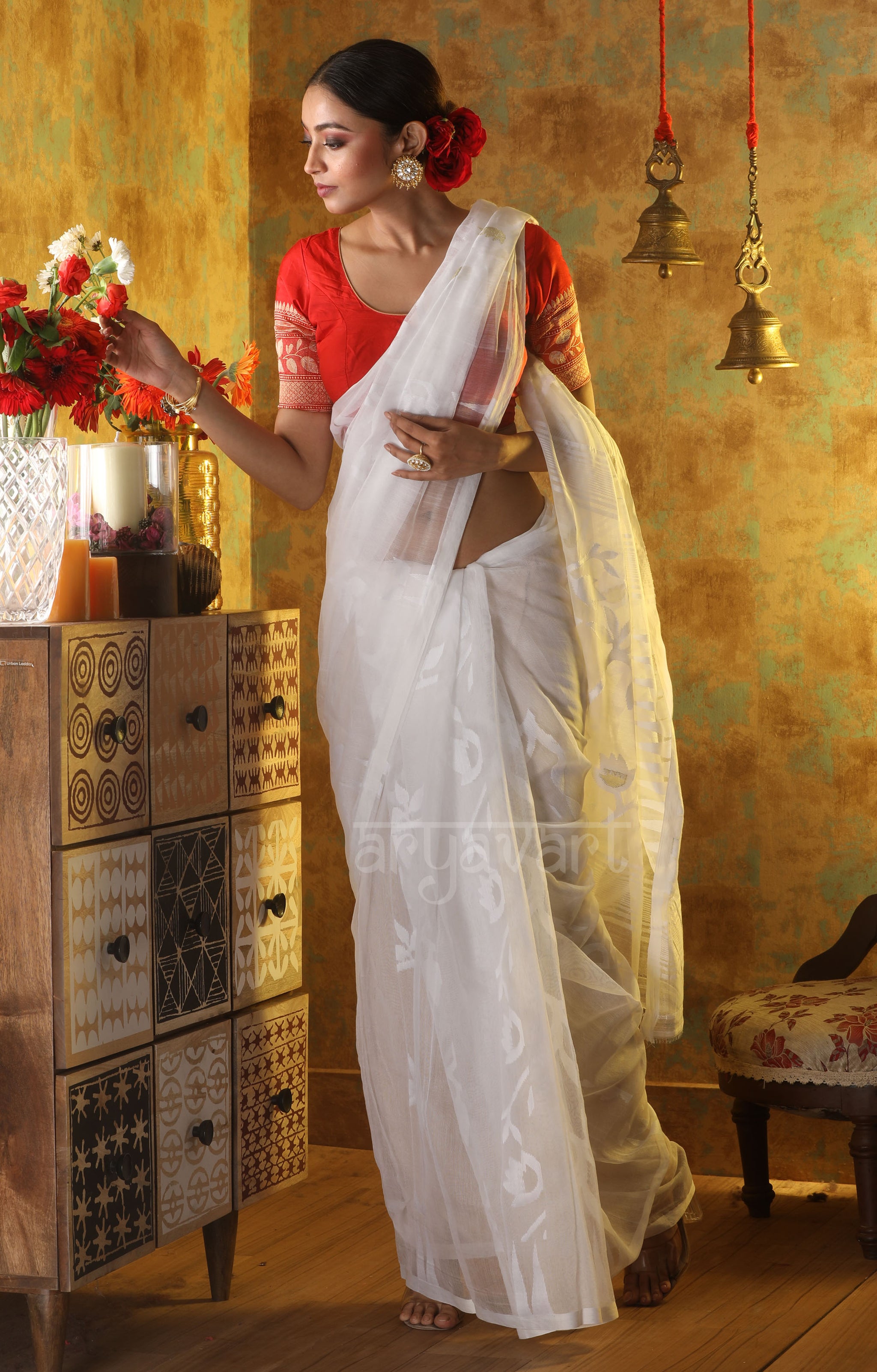 White Jamdani Saree with Thread and Zari Work - Thearyavart