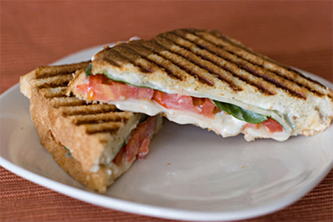 Sándwich de tres quesos con tomate