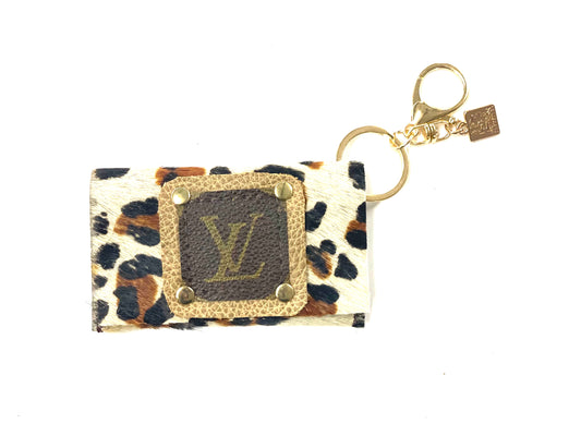 Cardholder multiple options with LV patch with border in Camel