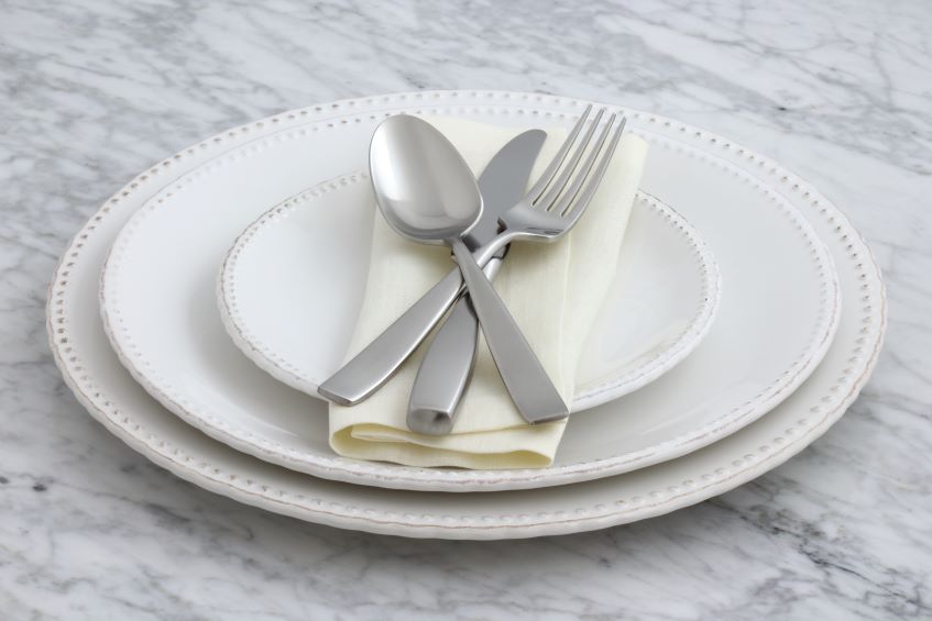 beautiful charger plates and white cloth napkin