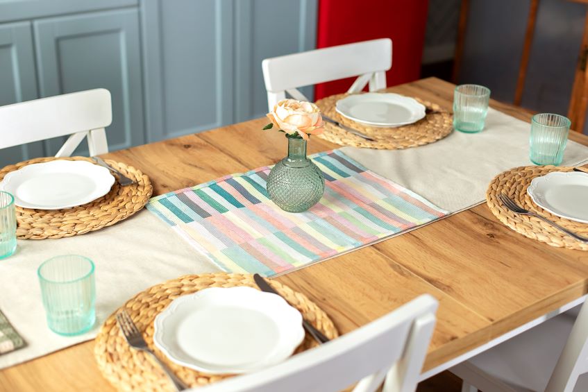 beautiful table runner setup