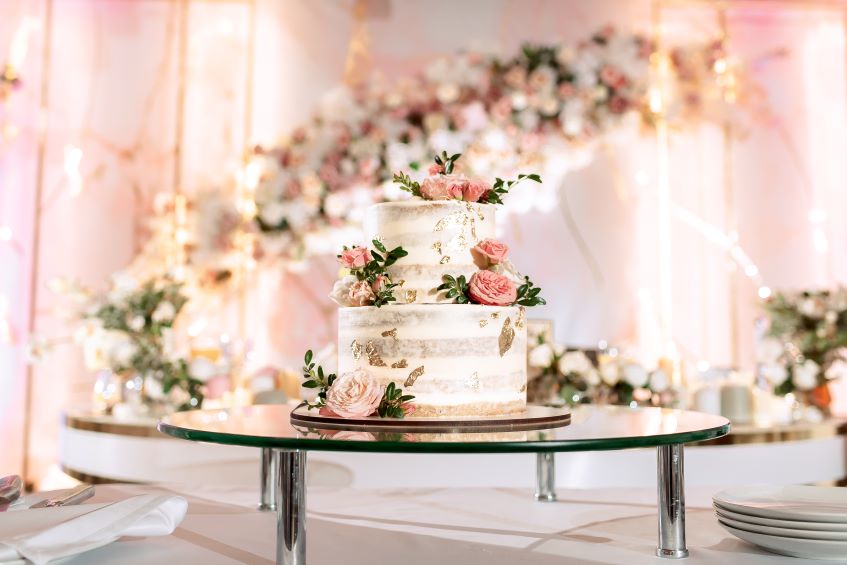 minimalist cake table