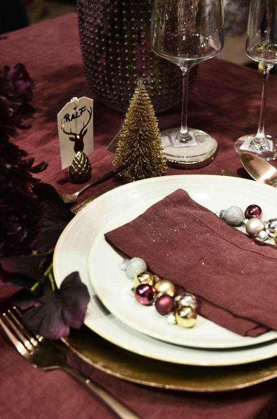 red christmas table linen