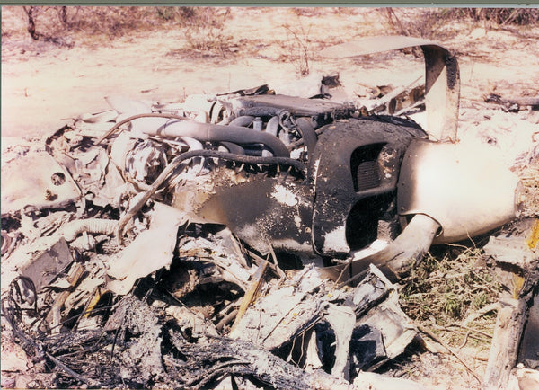 Un portarretrato del motor y restos