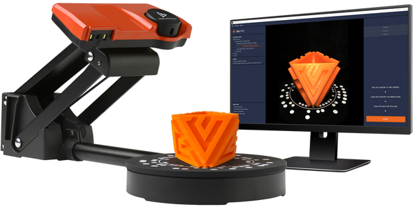 SOL PRO 3D-Scanner mit Objekt auf Drehteller und Ergebnis