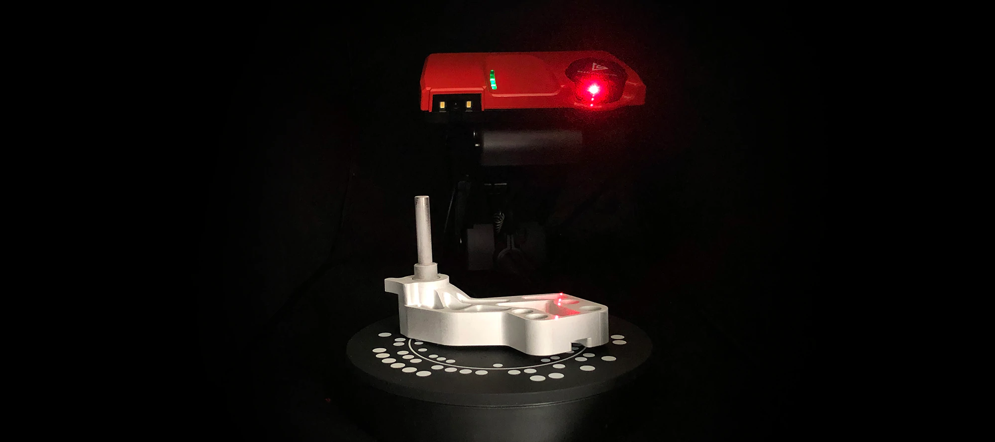 SOL PRO 3D-Laserscanner mit Metallteil für die 3D-Teileprüfung