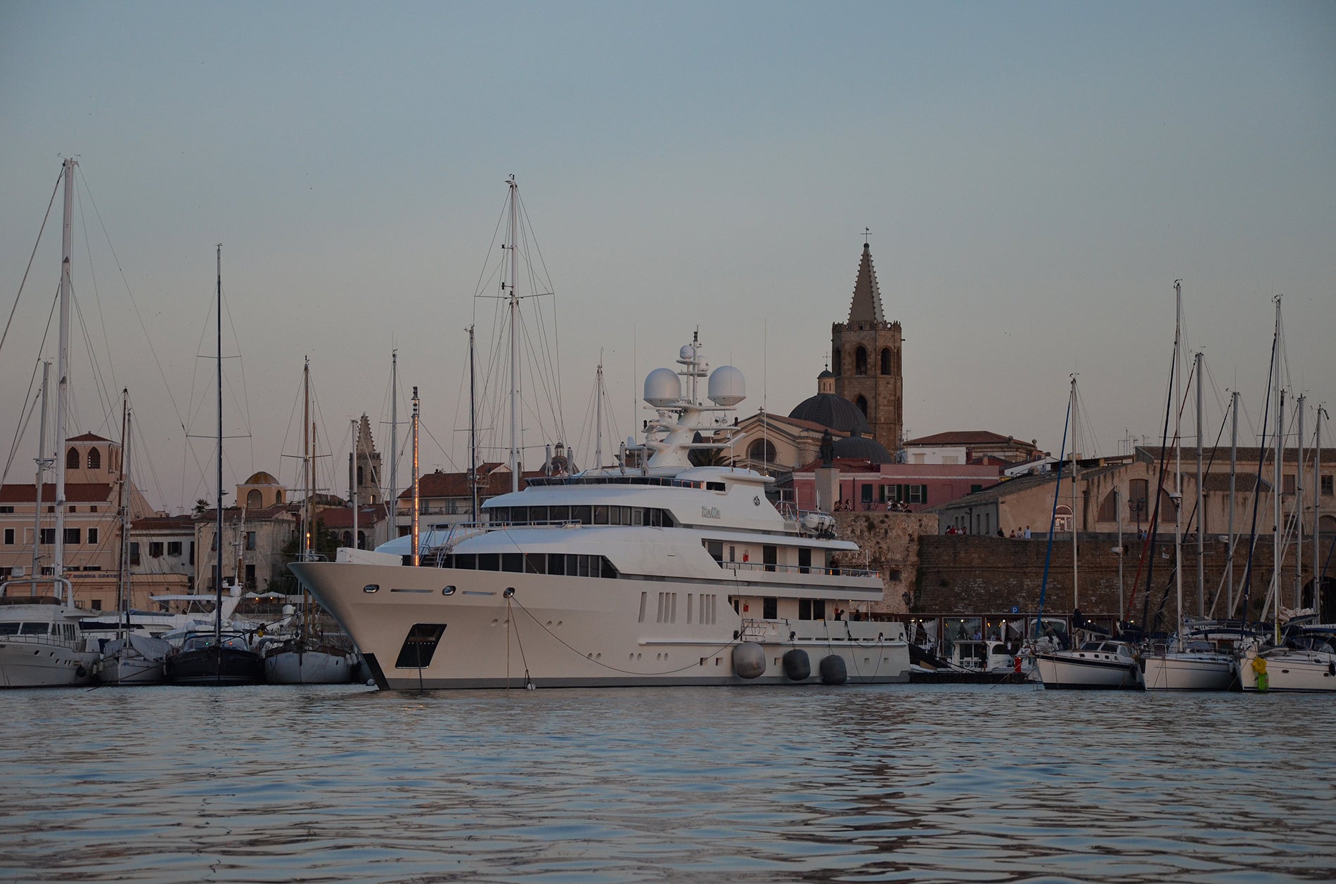 porto di Alghero cattedrale yacht