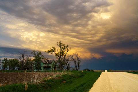 A Kansas storm rolls in near a plains home