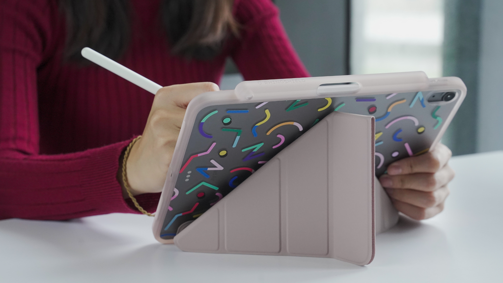 Chica usando su iPad con una funda RHINOSHIELD multi angulo