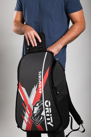 A1 eSports League Austria Rucksack getragen am Griff von männlichem Model