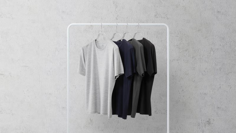ハンギングバーに下げられたTシャツ