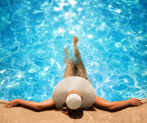 Woman-pool-floppy-hat-relaxation-self-care