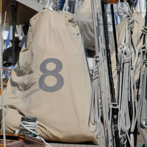 depuis 2005 les toiles du large recycle des voiels qui ont naviguée 