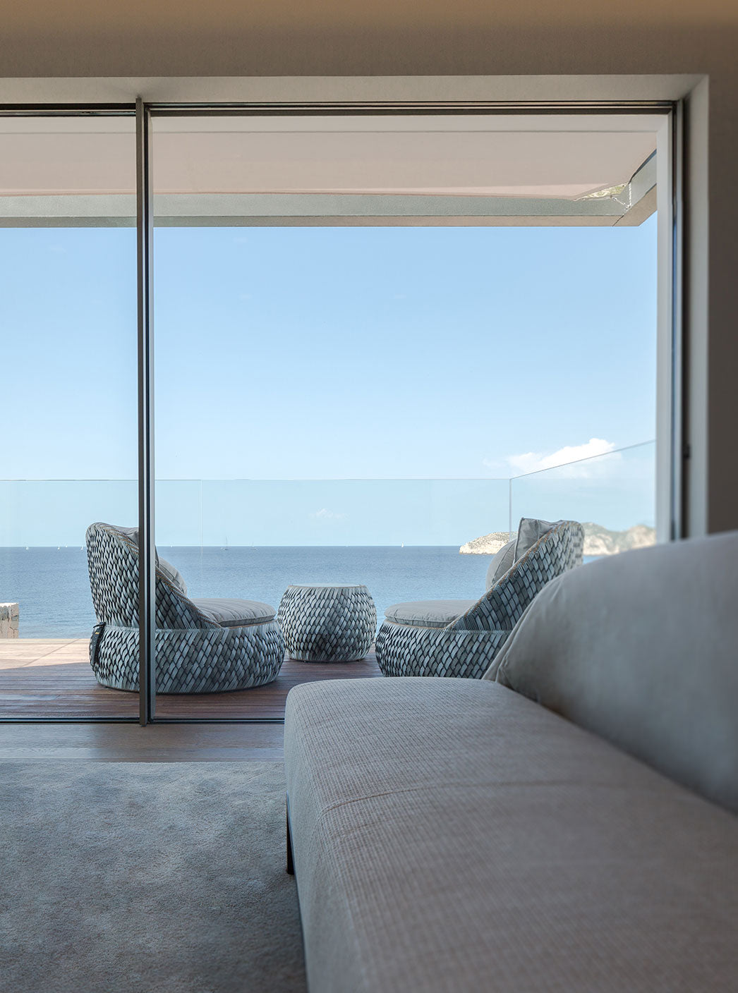 Blick auf einen Balkon mit outdoor Möbeln