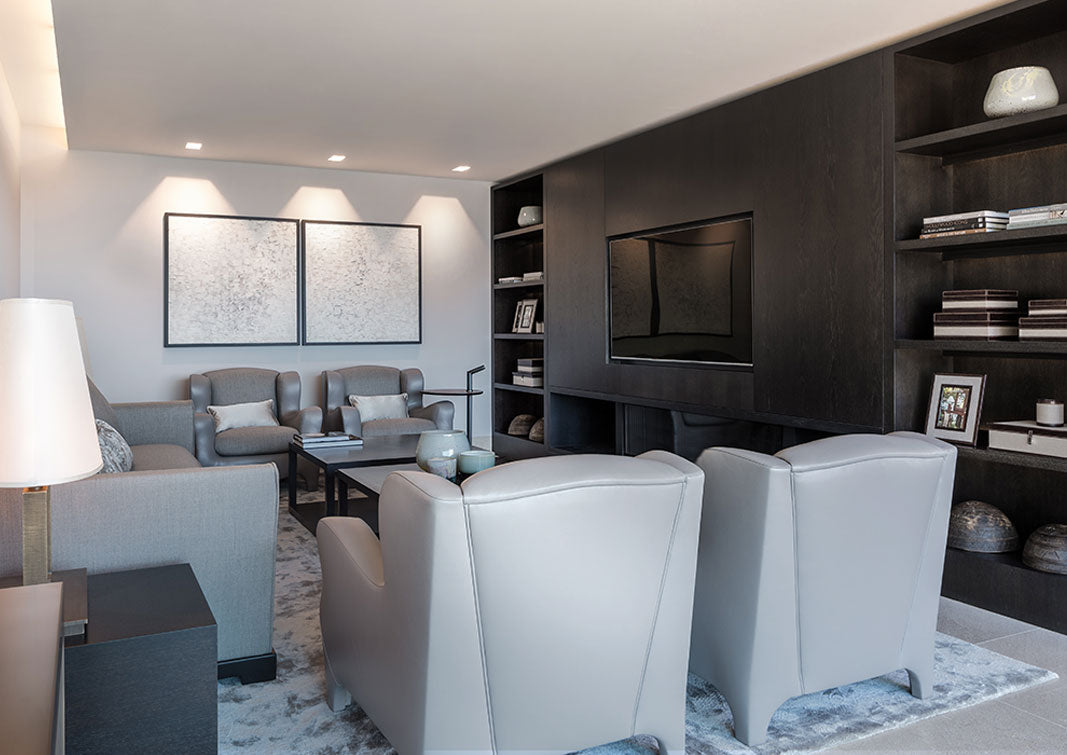 Wohnzimmer in grauen Design mit Sesseln aus Leder 