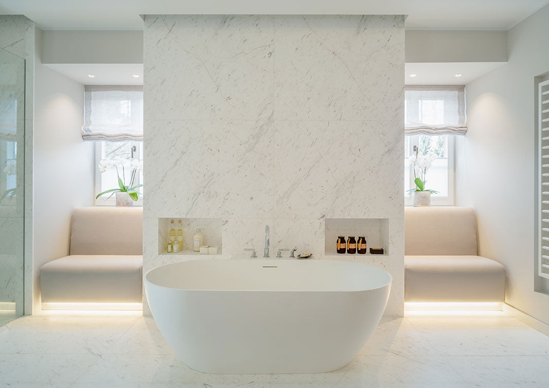 Modernes Badezimmer mit weißen Marmor und großer Badewanne