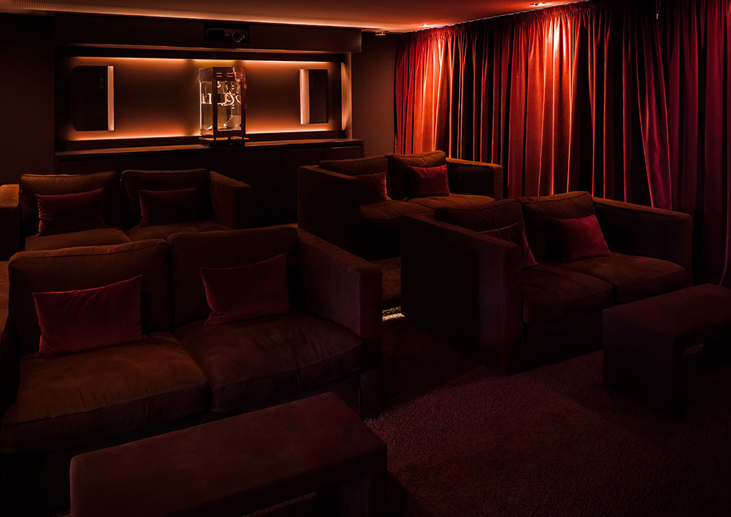 Kino mit roten samt Sesseln