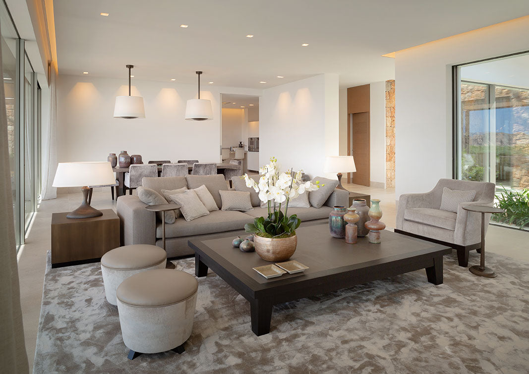 Wohnzimmerbereich in eleganten Grautönen 