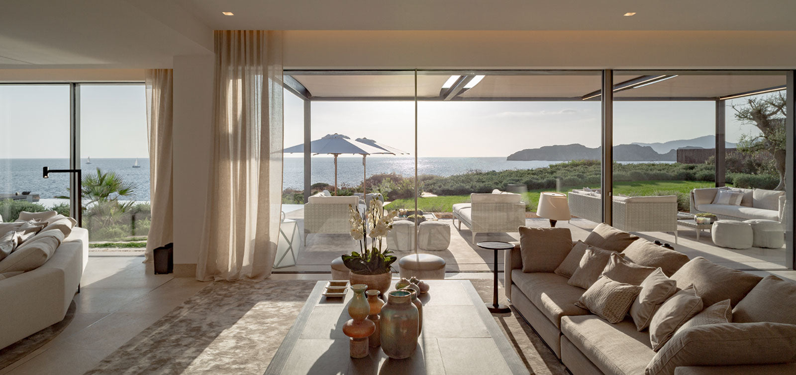 Elegantes Wohnzimmer mit Panoramafenstern und Meerblick