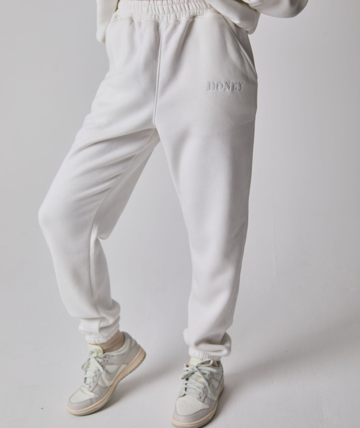 white sweatpants sweatshirt set