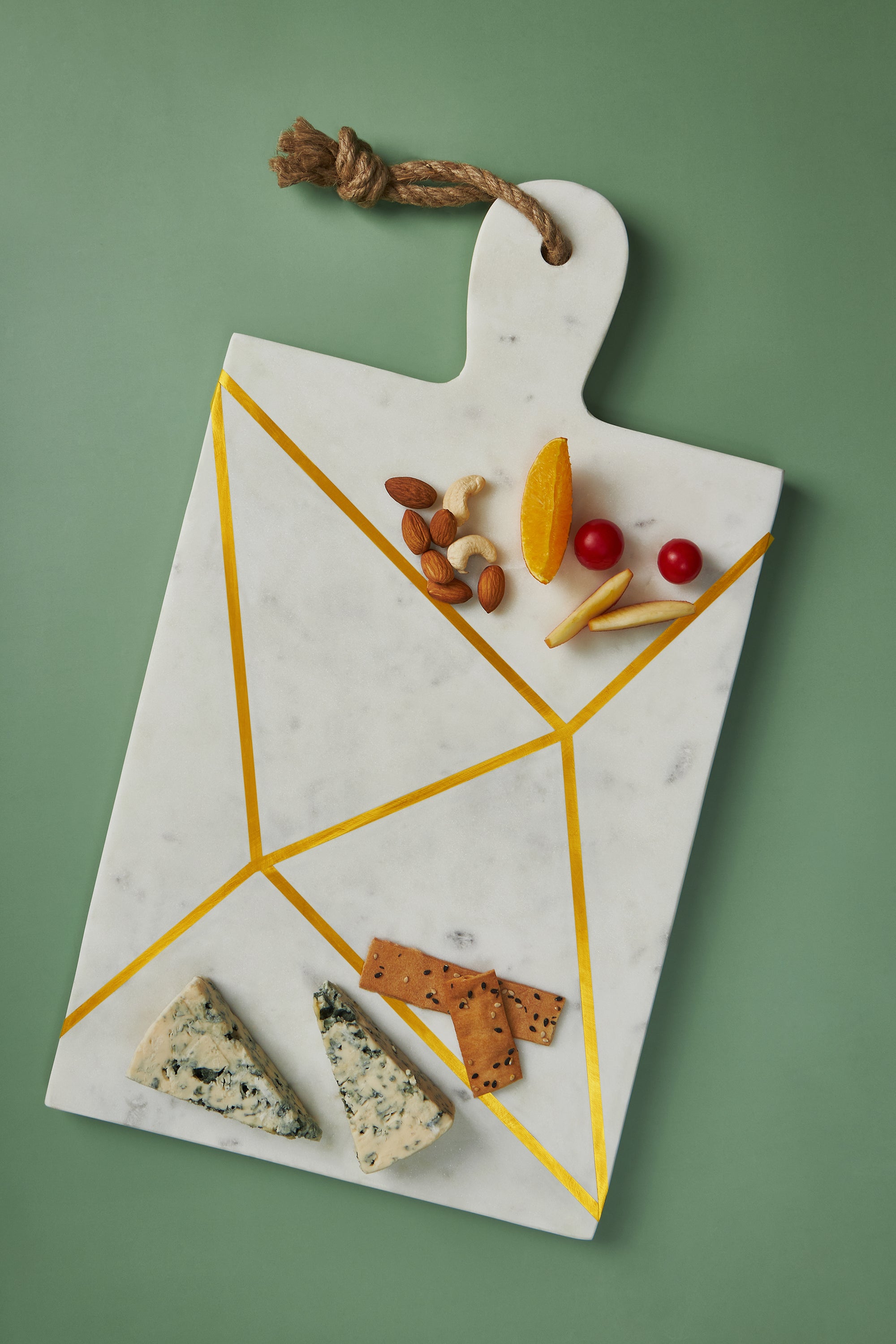 https://cdn.shopify.com/s/files/1/0043/0800/9030/products/GK51023-1-luxury-marble-cheese-board-with-gold-inlay-large-size.jpg?v=1642762497&width=2000
