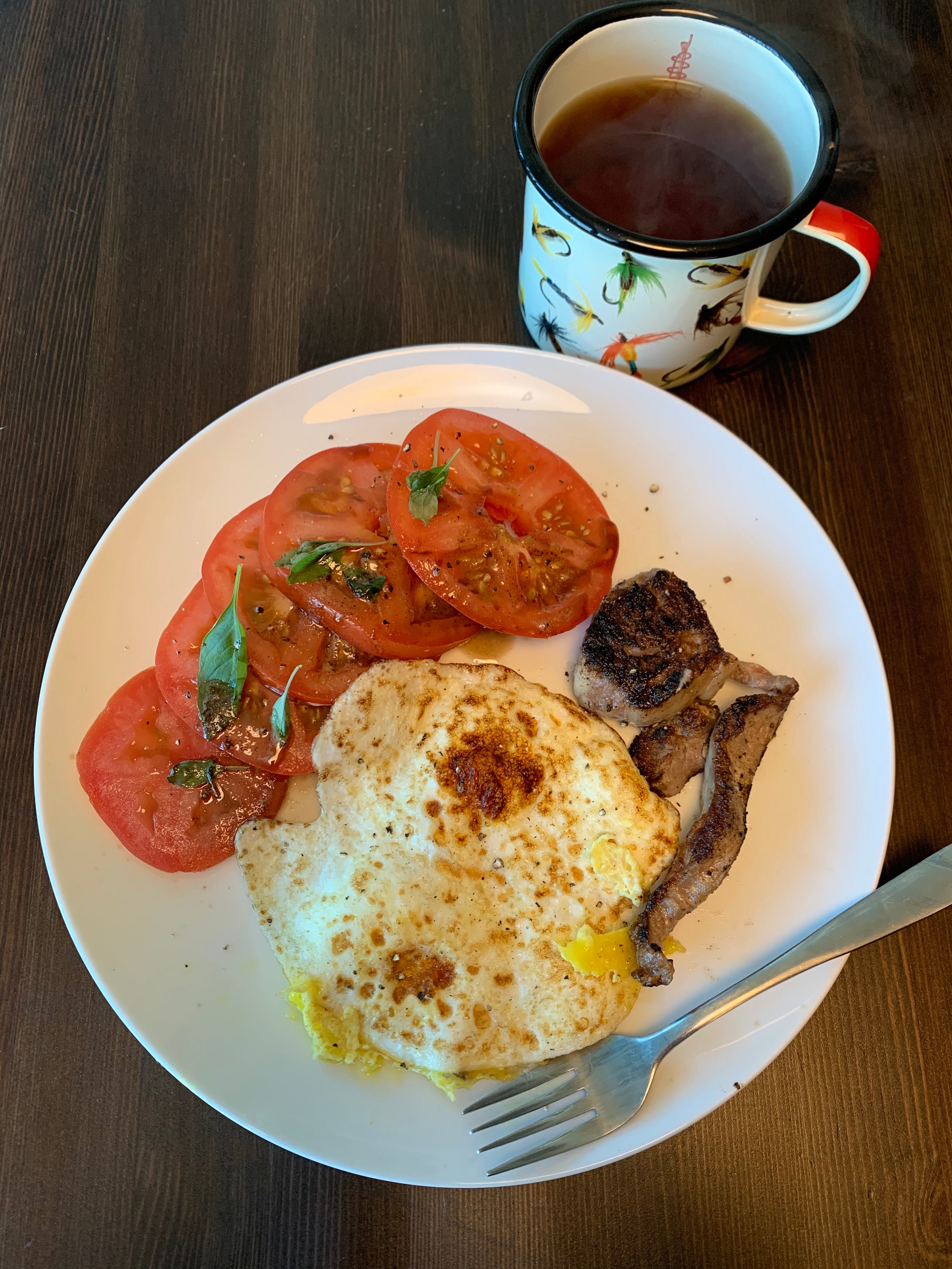 steak and eggs with tomato