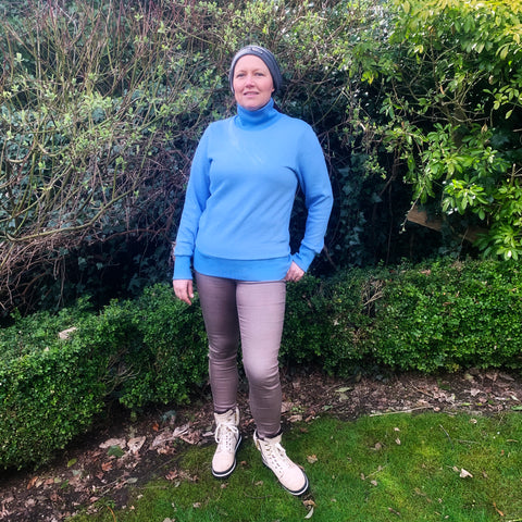 Louise in Gae Sweatshirt in Blue