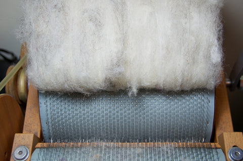 Removing wool from the drum carder