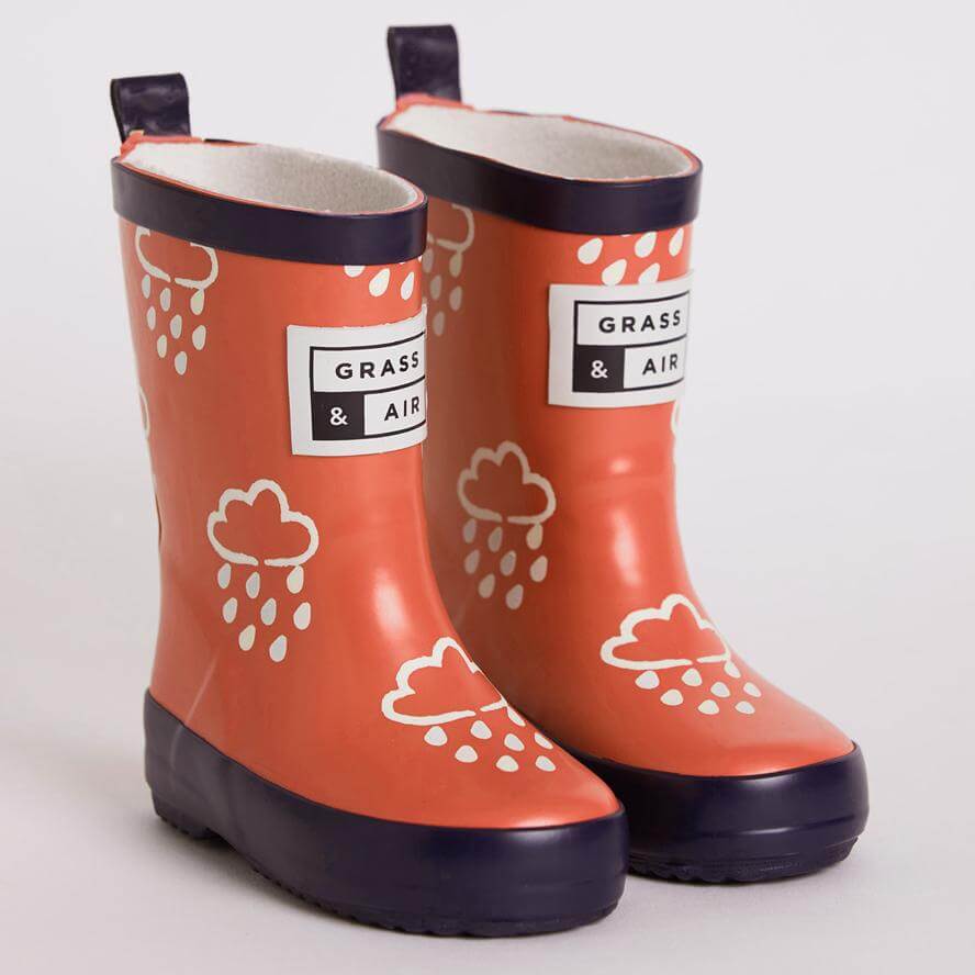 An image of Grass and Air Kids Colour Changing Kids Wellies + Bag UK4 / Coral