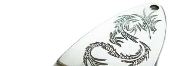 Cache truss rod en aluminium gravé d'un dragon