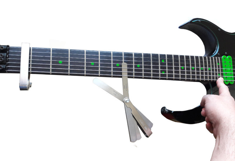 Stagg - Capodastre courbé guitare électrique et électroacoustique -  accessoires guitares sur www.noïzikidz.com