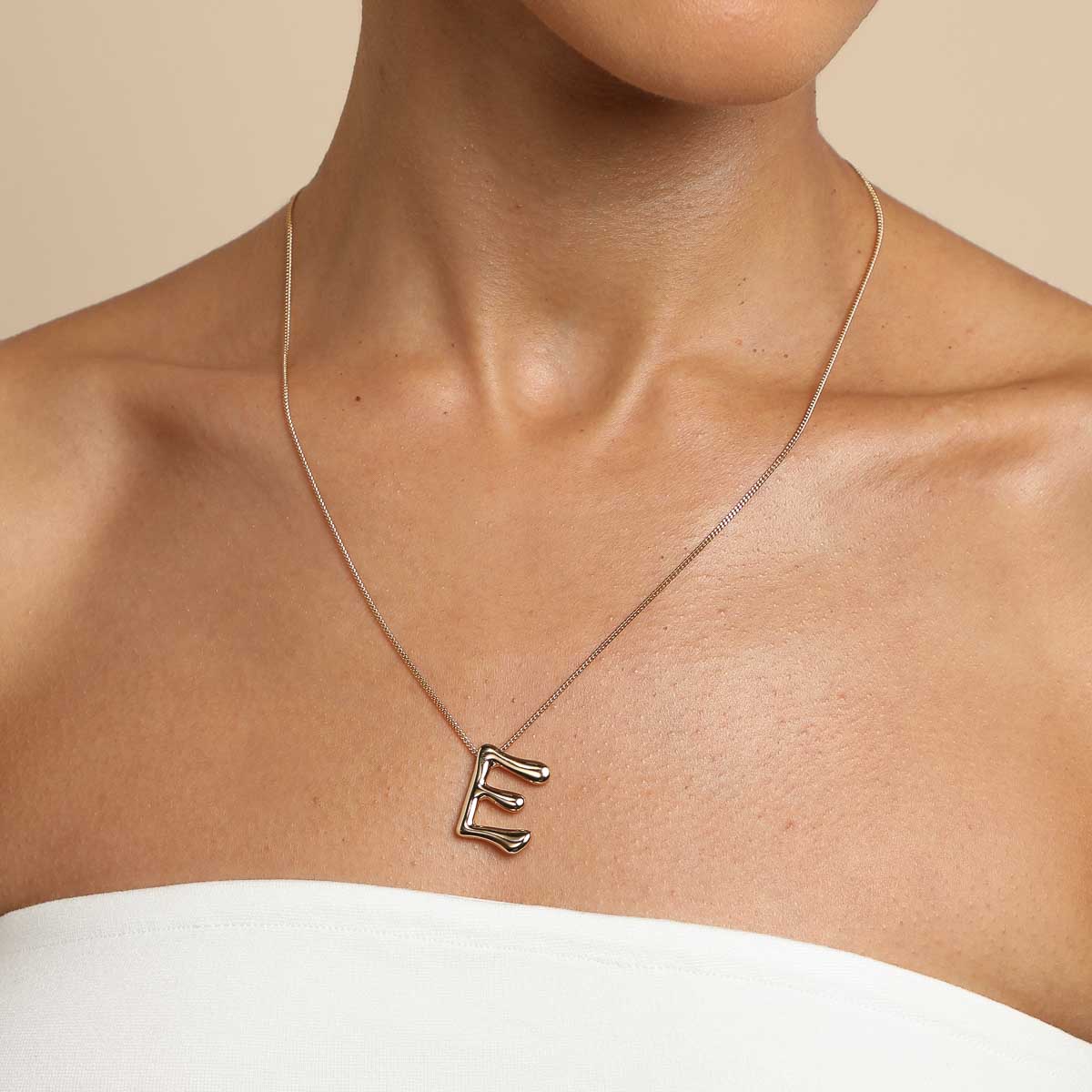Astrid & Miyu Initial Pendant Necklace E In Gold