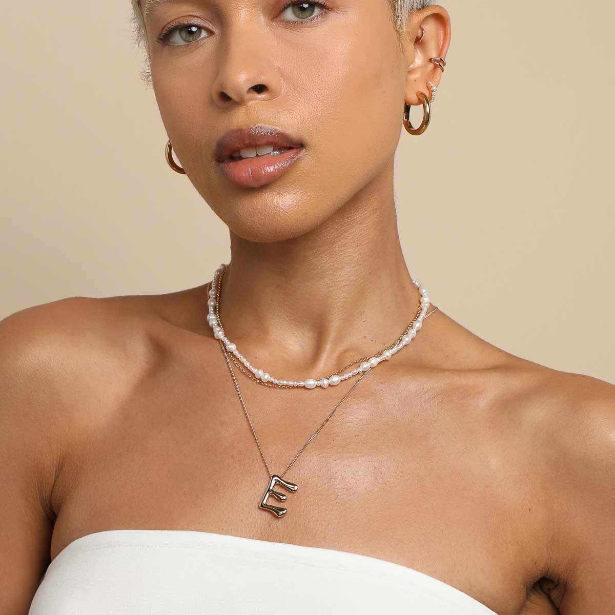 Astrid & Miyu Initial Pendant Necklace E In Gold