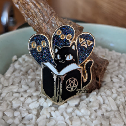 ShopOrderandChaos Red Crowned Crane Enamel Pin, Japanese Crane Pin, Hard Enamel Pin, Pin Collection, Backpack Pin, Lapel Pin, Hat Pin, High-Quality Pins