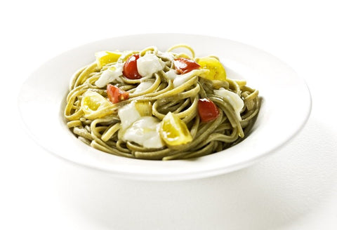 Linguine al Pesto com mozzarella fresca e tomate