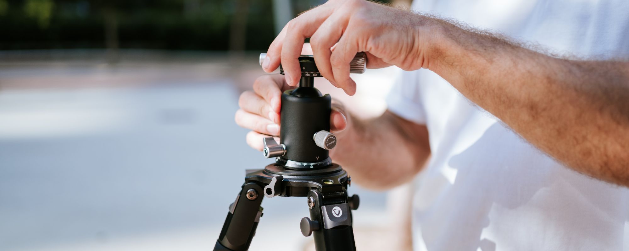 The Alta Pro 3VRL series comes with a lightweight plaform for a dual axis ball head