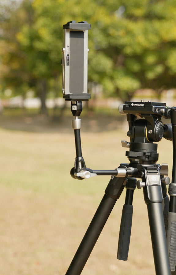 VANGUARD VEO TSA DLX LサポートアームとVEO TC Mタブレットマウントを使用して、三脚に固定されたタブレット、屋外でのプロフェッショナルな写真撮影機材としての活用例