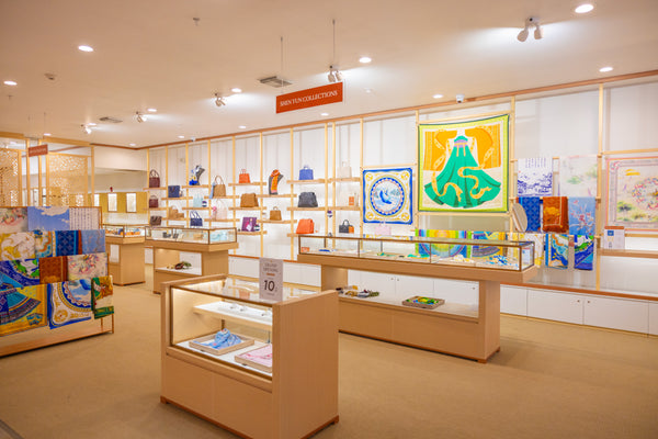 Shen Yun Collections is the anchor store at New Middletown department store.