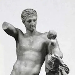 Statua in marmo del busto di Hermes, dettaglio scultoreo.