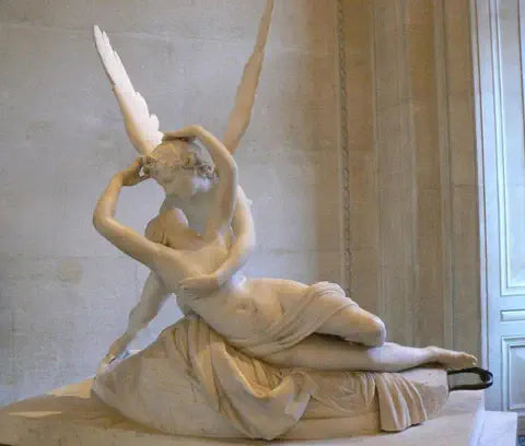 Riproduzione statua in marmo di Amore e Psiche esposta al museo del Louvre, Parigi