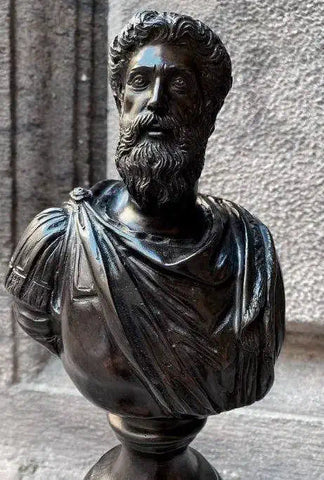 Vista completa della statua in bronzo di Marco Aurelio.