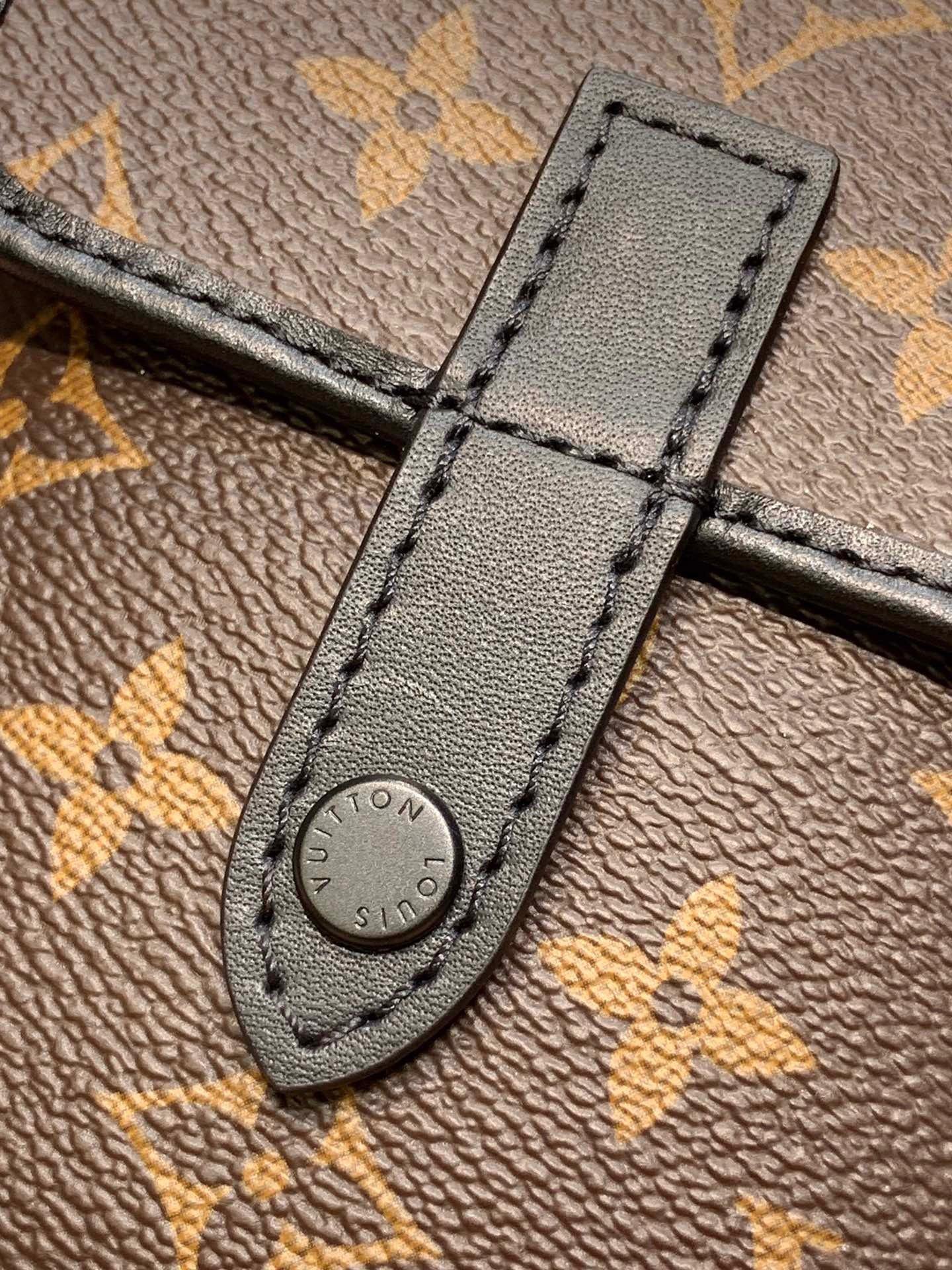 Louis Vuitton Christopher Wearable Wallet Review - What Fits? 