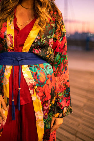 Modelo vestida con kimono vaporoso de verano lleva un fajín de ante en la cintura