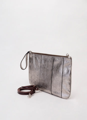 Bolso Glam de piel metalizada color plata. Con asa larga (para hombro y bandolera) y asa corta, para llevarlo en la mano. 