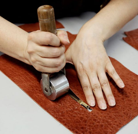 Preparación pieza piel para confeccionar bolso cuero artesanal