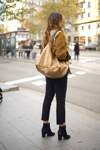 Mujer con bolso XXL de piel metalizada al hombro. Imgane para post el bolso perfecto.