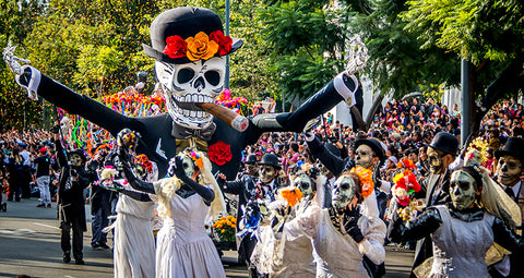 Population mexicaine fêtant El Día de los Muertos 