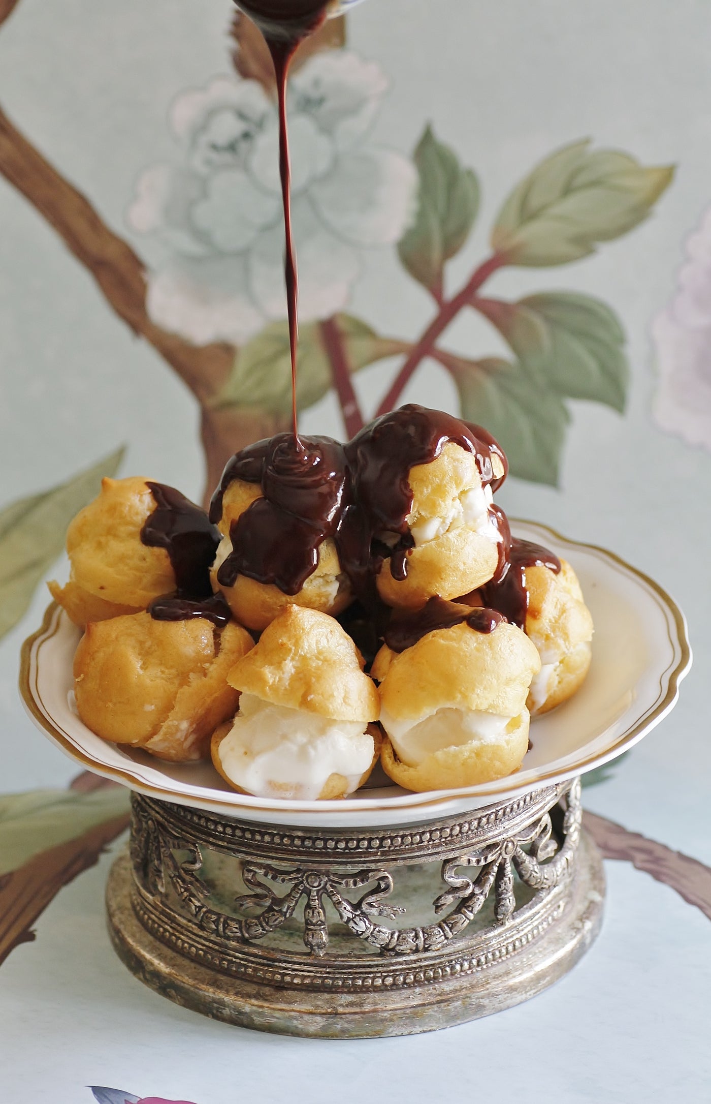アイスクリームによるプロフィトロールとチョコレートへの温かいソース Farage Cioccolato